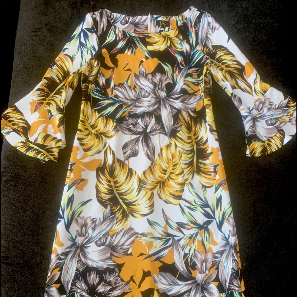 Such a beautiful floral multicolored dress with vibrant colors!! Size: 6